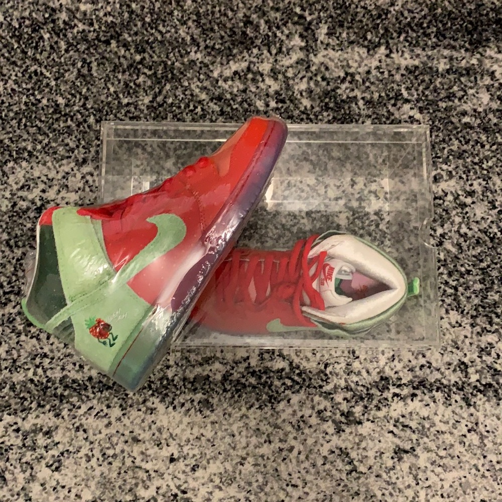 Nike Dunks Strawberry Cough